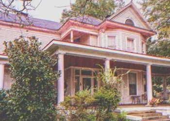 Az idős színésznő 20 évig nem engedett be senkit a házába, míg egy kislány be nem kukkantott