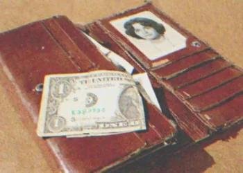 A fiatal férfi használt autót vásárol egy idős embertől – egy pénztárcát talál benne nagyanyja fényképével