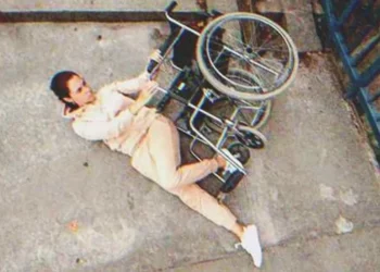 A férfi elhagyja kerekesszékes feleségét, évekkel később látja sétálni a parkban egy másik férfival