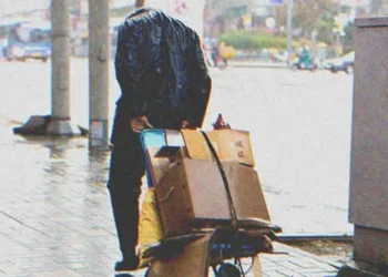 A gazdag férfi hajléktalannak álcázza magát és megjelenik menyasszonya házánál az esküvő előtt