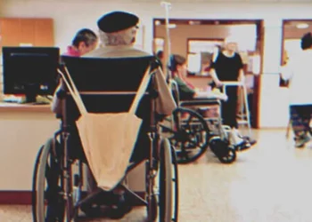 Egyetlen fia meglátogatja apját az idősek otthonában, az ápoló azt mondja, hogy a pontos mása elvitte az öregembert előző nap