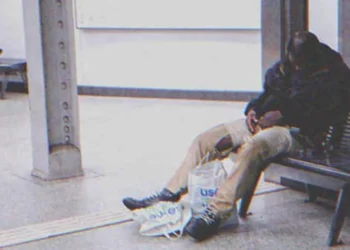 A polgármester hajléktalannak öltözik, elmegy a helyi kórházba, és sírni látja a szegény idős hölgyet