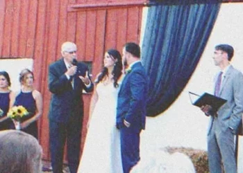 Árvának adja ki magát a menyasszony, hogy kizárja szegény édesanyját a drága esküvőjéről