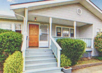 Apa és fia vacsoráznak, amikor csengetnek, apa kinyitja az ajtót és meglátja volt feleségét