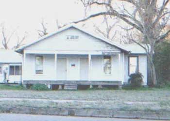 Az idős embert fia egy hideg, rozoga házban hagyta – egy nap luxusautó áll meg mellette