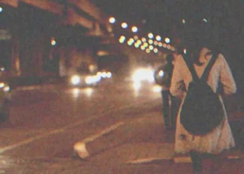 A nő követi az árvaházból minden éjjel megszökő lányt – látja, hogy egy elhagyatott házba megy