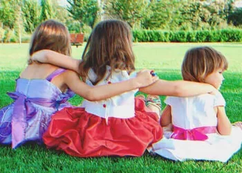 3 árva nővér, akiket különböző családok fogadtak örökbe, véletlenül találkoznak újra 63 évvel később