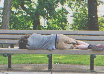 A gazdag férfi kigúnyolja és kirúgja lánya szegény vőlegényét – tíz évvel később újra találkoznak