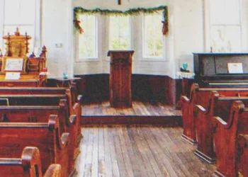 A kétségbeesett lány a lelkipásztorral tölti az éjszakát – kiderül róla, hogy segít a nőknek új életet kezdeni