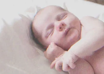 A nő segít világra hozni a szomszéd babáját, majd rájön, hogy a férje az apa