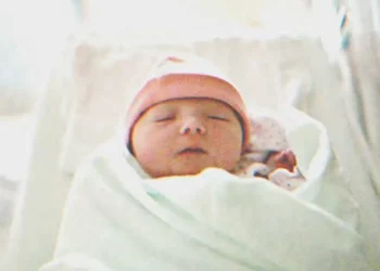 A férfi, akinek felesége belehalt a szülésbe, azon gondolkodik, hogy lemond a babáról, amíg meg nem látja felesége üzenetváltását egy barátjával