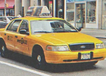 A nő, aki taxit vezet, hogy pénzt gyűjtsön az apja műtétjére, egy fekete táskát talál a hátsó ülésen