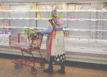 Az idős hölgy kifizeti egy szegény fiatal anya vásárlását, majd gyorsan távozik, megtagadva, hogy elmondja a nevét