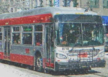 Az emberek a buszon rátámadnak egy fiúra, aki nem adta át a helyét egy idős hölgynek, de a sofőr megvédi őt