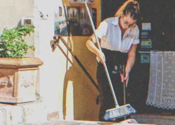 A milliomos fia felajánlja a takarítónőként dolgozó lánynak, hogy egy órára a felesége legyen