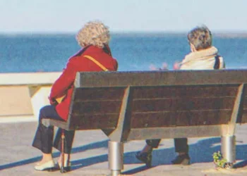 Hármas ikrek fogadalma: 50 év múlva találkozunk – Két nő érkezik meg, és levelet kapnak a testvérüktől