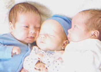 Az idős férfi megválik unokáitól és minden vagyonát az elhagyott újszülött hármasikrekre hagyja