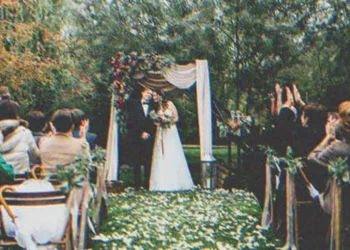 Az esküvőjén a menyasszony felfedezi, hogy a vőlegény anyja az ő biológiai anyja, akit 20 évvel ezelőtt elvesztett