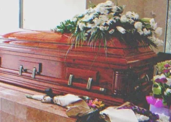 Férje halála után a nő megosztja az örökséget a fiatalabb fiával, és semmit sem ad az idősebb fiának