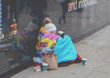 Napokkal az esküvő előtt, a milliomos lánya hajléktalannak öltözik, hogy tesztelje gazdag vőlegényét