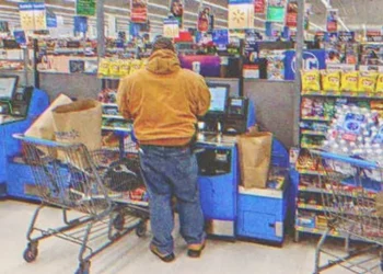 A férfi élelmiszert ad egy szegény öregembernek, majd felismeri benne gyermekkora egyik alakját