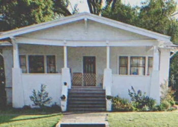 Betörő tör be egy egyedülálló nő házába, és meglát egy gyereket, aki pontosan úgy néz ki, mint ő