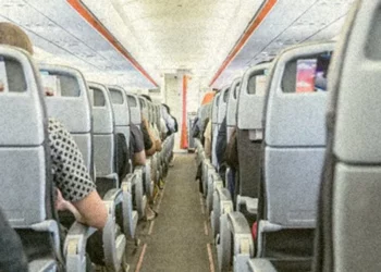 A nőt a pilóta hangja ébresztette fel, és rájött, hogy utoljára 20 évvel ezelőtt hallotta