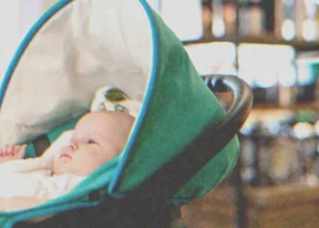 A tinilány újszülött fiát egy kávézóban hagyja – évtizedekkel később újra felbukkan, miután megtudja, hogy híres lett