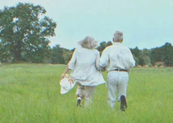 A férfi 45 év után újra találkozik a húgával néhai apja farmján, ott találja apja végrendeletét