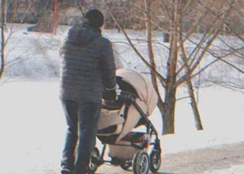 Egy apa véletlenül összefut egy idegennel, aki úgy néz ki, mint a lánya, és úgy dönt, hogy DNS-tesztet csináltat