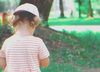 A gazdag férfi kirúgja a szegény kislányt a kúriájából, amíg fel nem ismeri a kezében lévő fotót