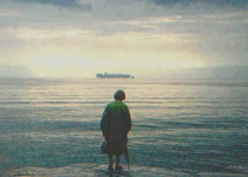 Az idős asszony 11 évig várakozik naponta a tengerparton, egy nap meglát egy hajót, és azt suttogja: „Visszajött!”