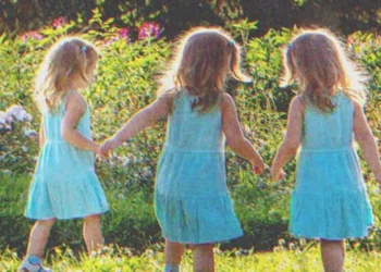 A férfi dobja menyasszonyát, miután megtudta, hogy hármas ikrekkel terhes – 6 évvel később újra találkoznak