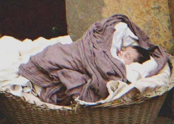 A férfi örökbe fogadta a küszöbén hagyott kislányt – évekkel később felbukkan az anyja