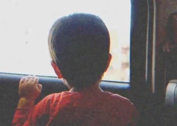 Egy férfi örökbe fogad egy árva fiút, és rájön, hogy az ő biológiai fia