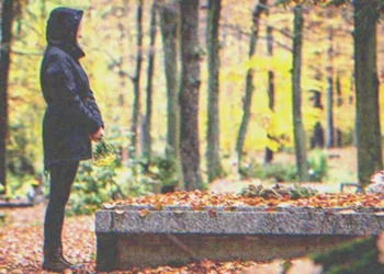 Magányos öregember minden héten meglátogatja felesége sírját – egy nap találkozik egy fiatal nővel, aki a felesége hasonmása