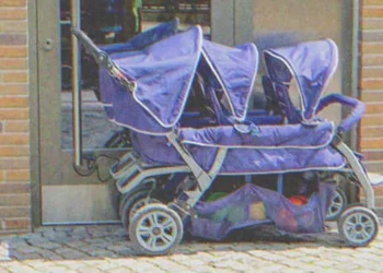 Egy rendőr üres, hármasikreknek készült babakocsit talál egy elhagyott bolt mellett – babasírást hall az épületből