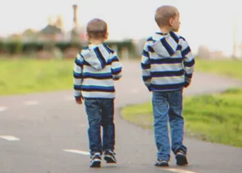 Testvérek veszekednek apjuk örökségén, amíg meg nem látják, hogy 2 szegény gyerek osztozik egy almán az utcán