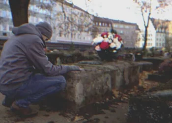 Vőlegénye halála után a nő gyakran látogatja a sírját, és egy idegent talál ott térdepelve