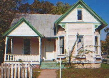 Ted minden este látja néhai nagymamáját, aki könyörög neki, hogy azonnal látogassa meg a régi házukat