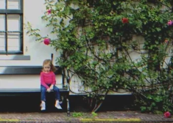 A kislány 15 napig ül ugyanazon a padon, amíg egy nő megáll és megkérdezi: „Hol van az anyukád?”