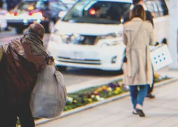 Hajléktalan menti meg egy lányt a tolvajtól, a lány aznap este meglátja a fotóját apja íróasztalán