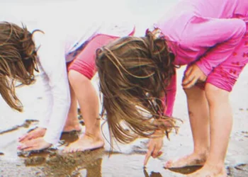 Nő, aki biztos benne, hogy csak egy gyermeke van, találkozik lánya tökéletes másolatával