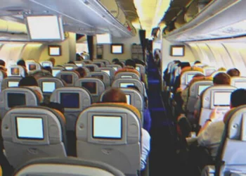 A szegény anyát nem engedik felszállni a repülőre, hogy hazajusson a fiához „Látnom kell a kisbabámat!” – kiabálja