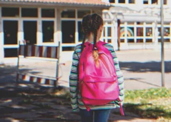 Egy lány ékszereket és drága készülékeket visz ki a házból, az apja úgy dönt, hogy követi