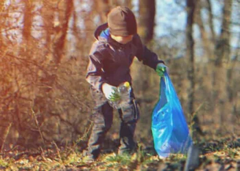 Az idős özvegy minden nap látja a szemetet takarító magányos fiút a háza előtt