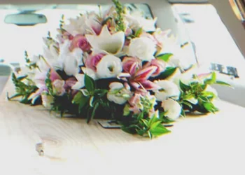 Egy nő temetésén egy férfi bemutatkozik, mint a gyermeke apja, később egy másik férfi ugyanezt teszi