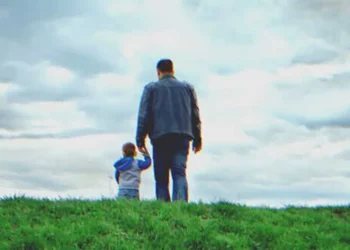 A szegény férfi örökbe fogadja néhai testvére fiát: „Apa kérte, hogy adjam oda neked ezt a borítékot.” – mondja neki a fiú