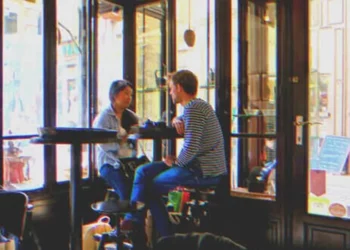 A nő észreveszi, hogy a barátja munka után eltűnik a húgával – egy nap követi őket