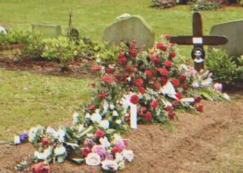 Barátja temetésén egy gazdag hölgy véletlenül rátalál egy friss sírra, rajta egy olyan nő fotójával, aki úgy néz ki, mint ő